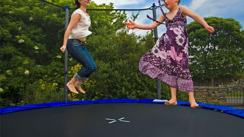 Ženske in dekleta, nikar na trampolin!