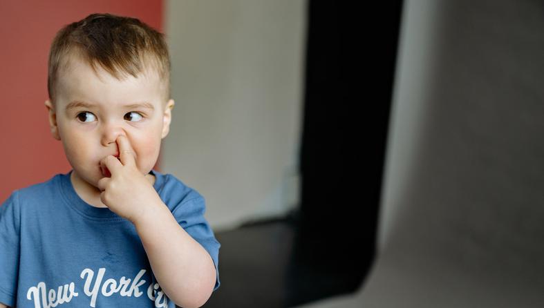 Krvavenje iz nosu pri otrocih – kaj je vzrok, kako ga ustaviti in kdaj k zdravniku