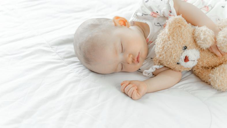 Večina dojenčkov ne spi celo noč tako hitro kot pričakujejo starši