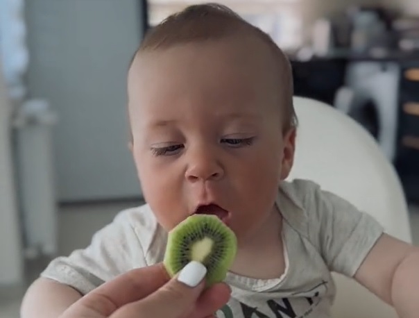 Video, ki vas bo nasmejal: Deček prvič poskusi kivi