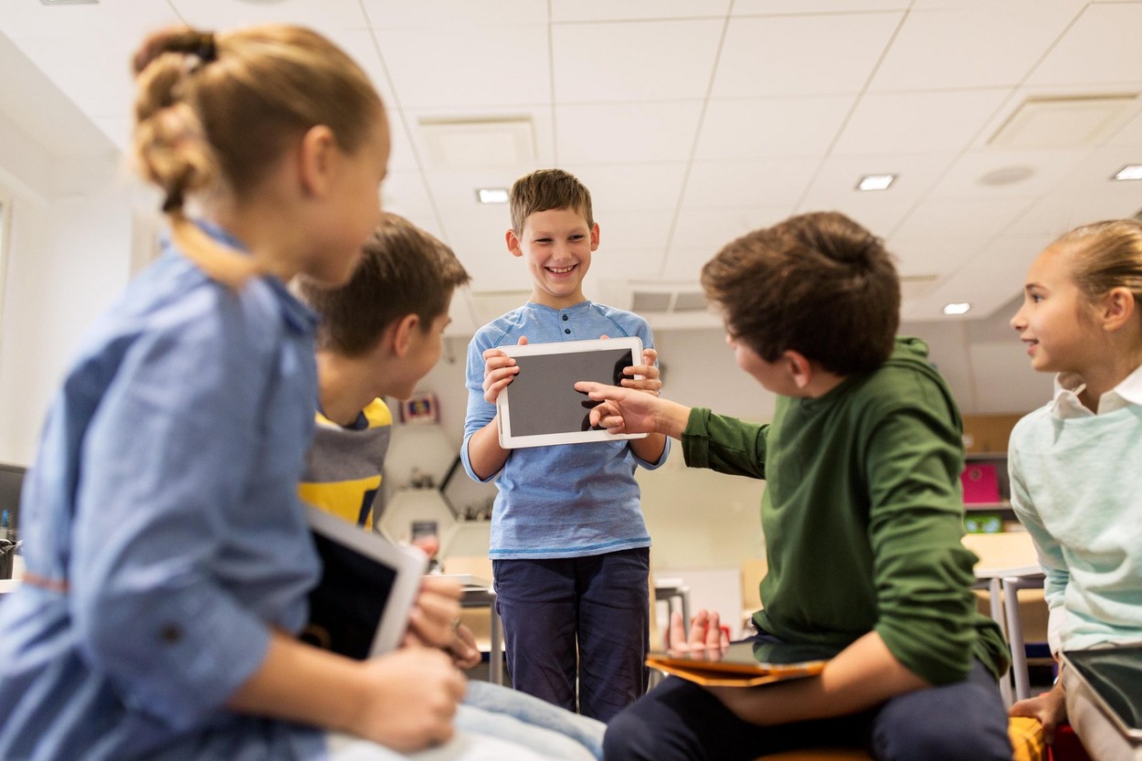 Otroci uporabljajo tablični računalnik v šoli