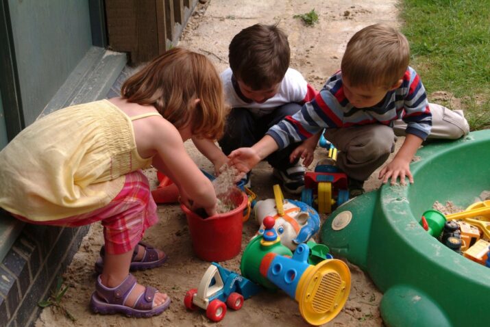 Otroci se igrajo v peskovniku