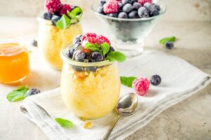 sladka polenta z malinami in borovnicami