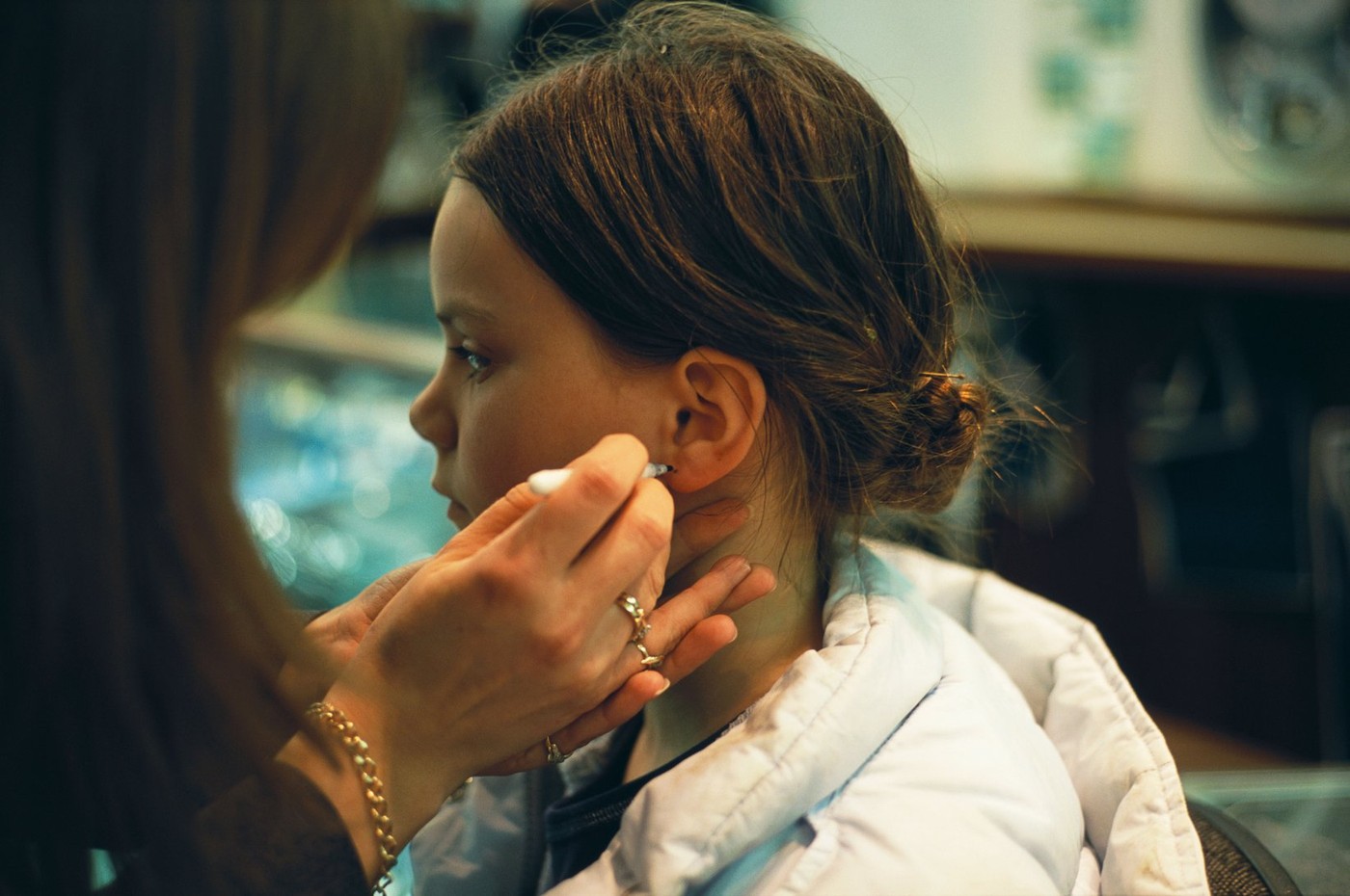 Zdravnica razkriva, zakaj otroku ne bi smeli preluknjati ušes