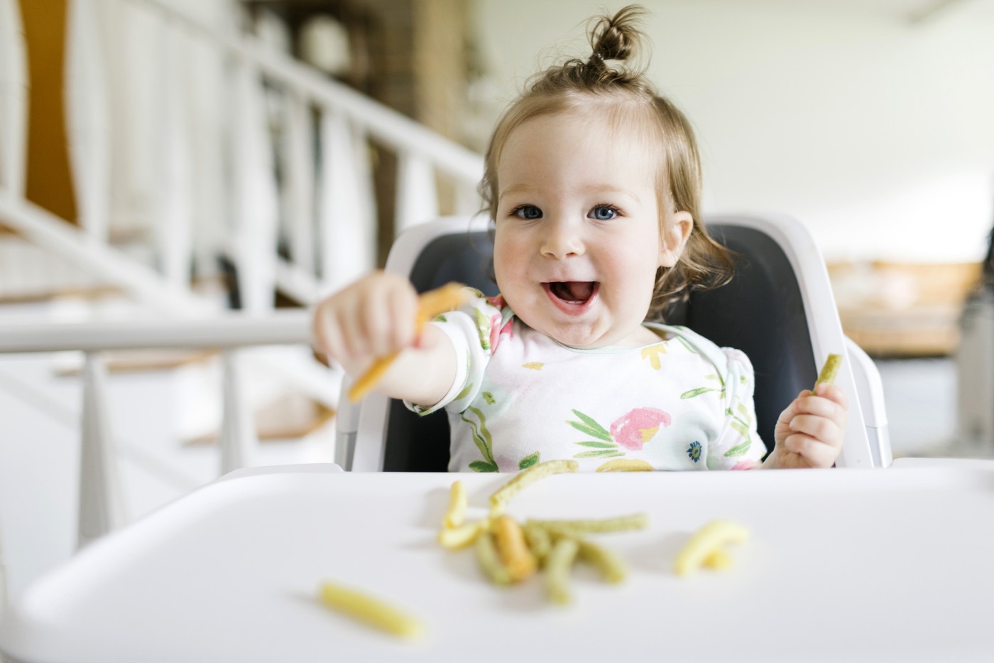 deklica je hrano, ki je pomembna za razvoj otrokovih možganov