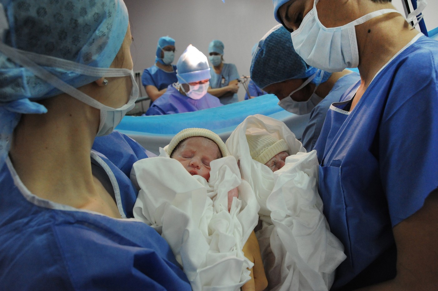 babici z novorojenčki v bolnišnici