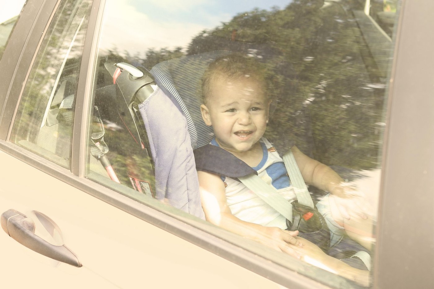 otrok v vročem avtomobilu