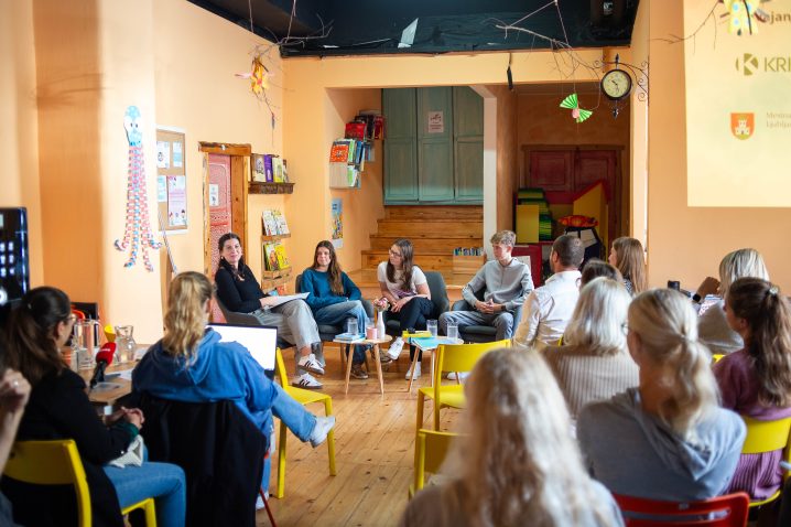 Na okrogli mizi Zveze Anite Ogulin so spregovorili najstniki. Foto: Anže Petkovšek