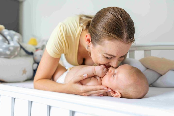Program Za srečen začetek pomaga staršem še pred rojstvom otroka, spremlja pa jih tudi v prvih letih z novim družinskim članom.