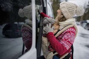 Jemanje spečega otroka iz avta. Foto: Profimedia