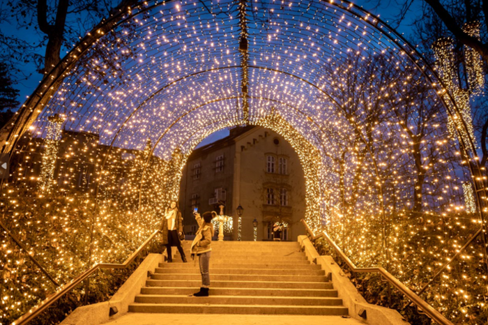 Advent v Zagrebu privabi številne družine z otroki. Foto: Julien Duval