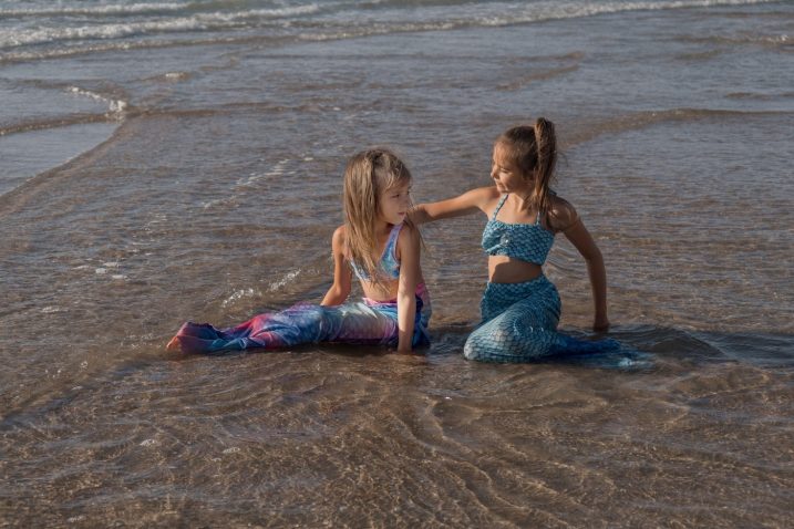 deklici v kostumu morskih deklic na plaži