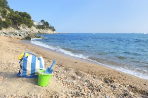 torba in igrače na plaži ob morju
