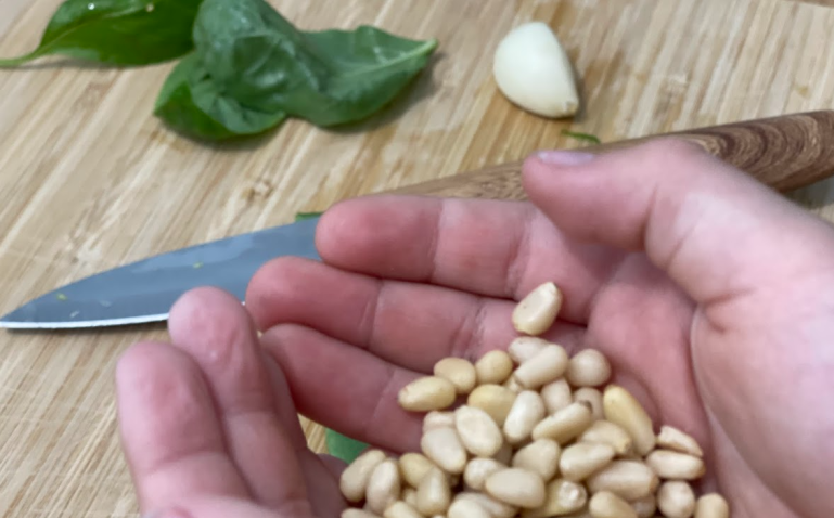 Ko kupujete pinjole za pesto, jih kupite nekaj več, da jih boste imeli še za posip. Foto: A. Š.