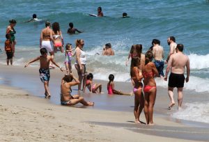 Peščena plaža je odlična za igro otrok. A moramo tudi paziti. Foto: Profimedia