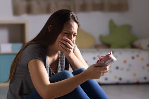 zaskrbljena mama joče, v rokah drži čeveljček