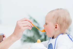 hranjenje dojenčka z žlico