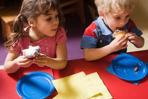 otroka jesta sladkarije