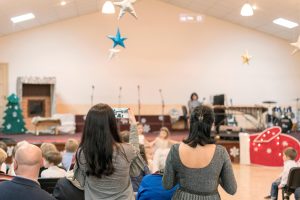 Kmalu se bodo po šolah zvrstile številne šolske prireditve. Lahko starši snemamo? Foto: Profimedia