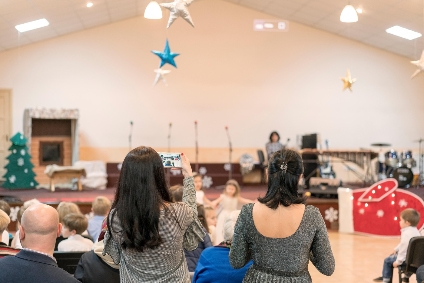 Kmalu se bodo po šolah zvrstile številne šolske prireditve. Lahko starši snemamo? Foto: Profimedia