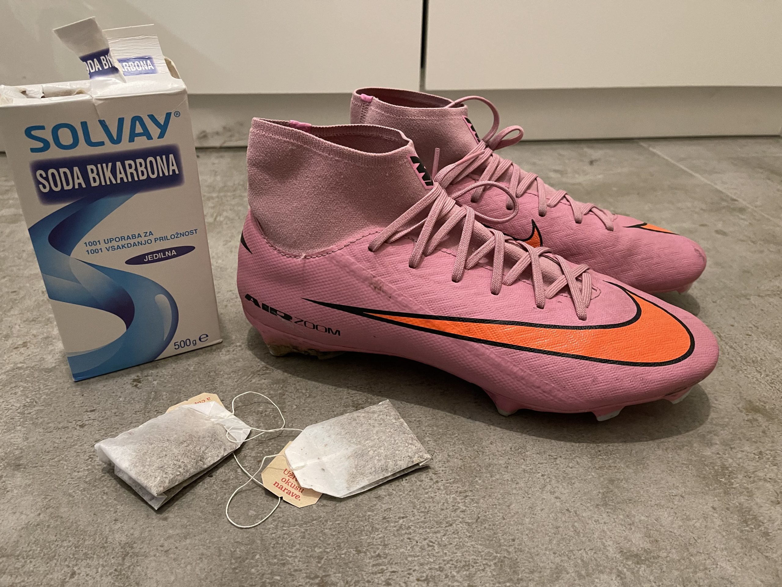 Kopačke in številni načini, ki ne pomagajo - ko kopačke že smrdijo. Foto: Mama.Over.Net