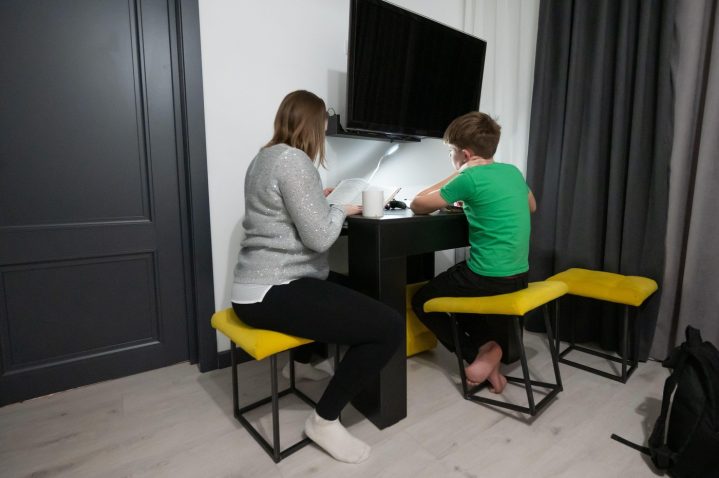 mama se uči skupaj s sinom