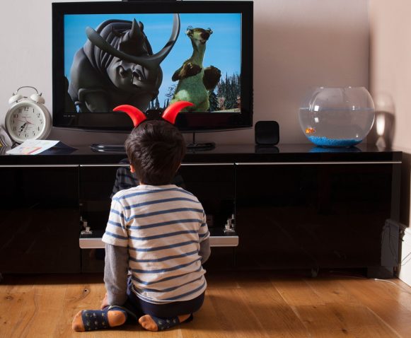 otrok gleda televizijo
