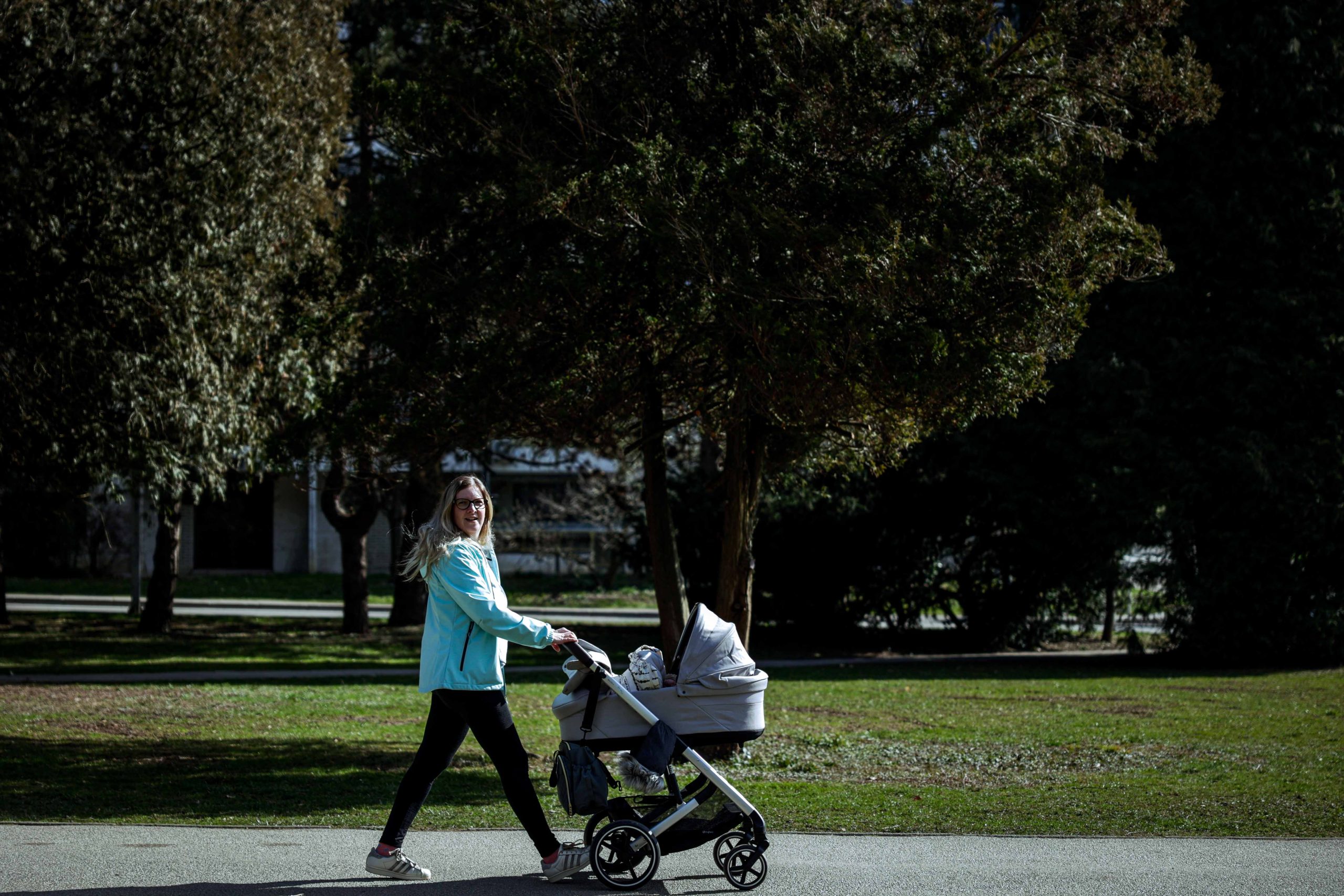 mama na sprehodu z otrokom v vozičku