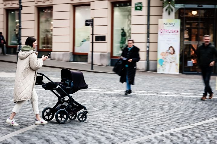 mamica potiska pred seboj otroški voziček