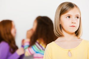 deklica, ki so jo druge deklice izločile