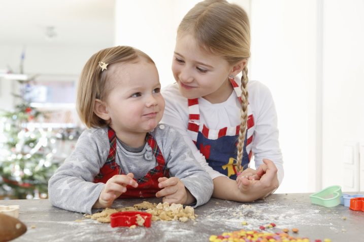 deklici v kuhinji delata piškote
