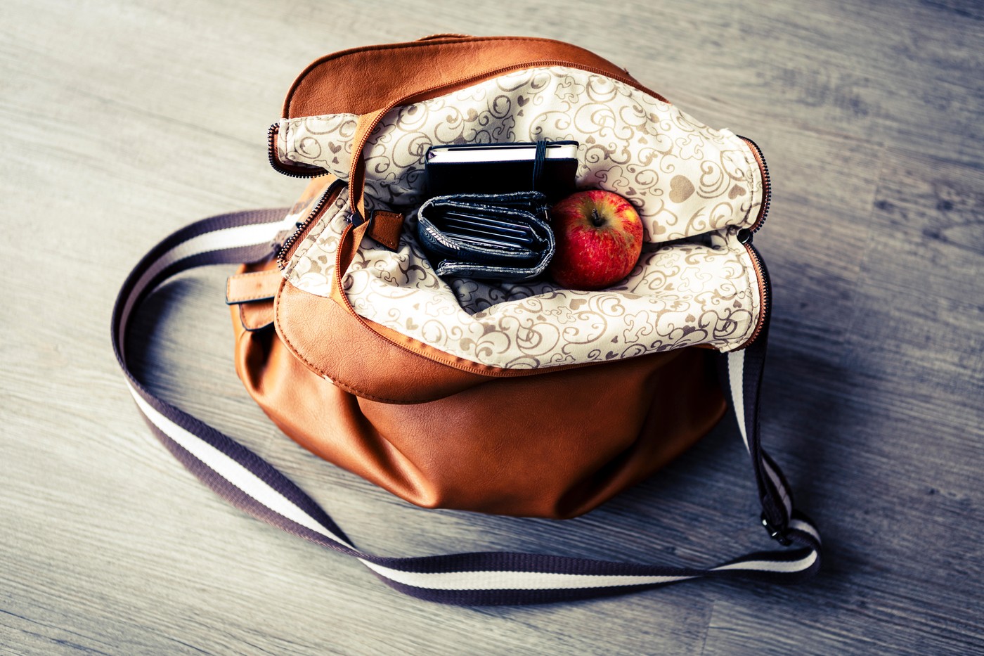 odprta ženska torbica