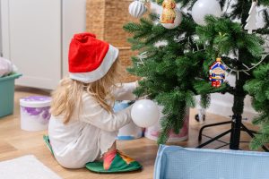 Punčka ob novoletni jelki. Foto: Profimedia