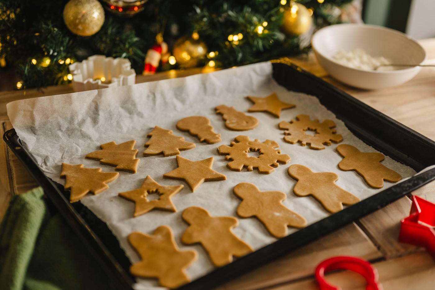 piškoti na pladnju, pripravljeni za peko
