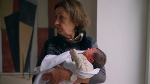 babica v naročju drži novorojenčka