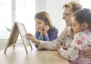 babica se igra z vnukoma