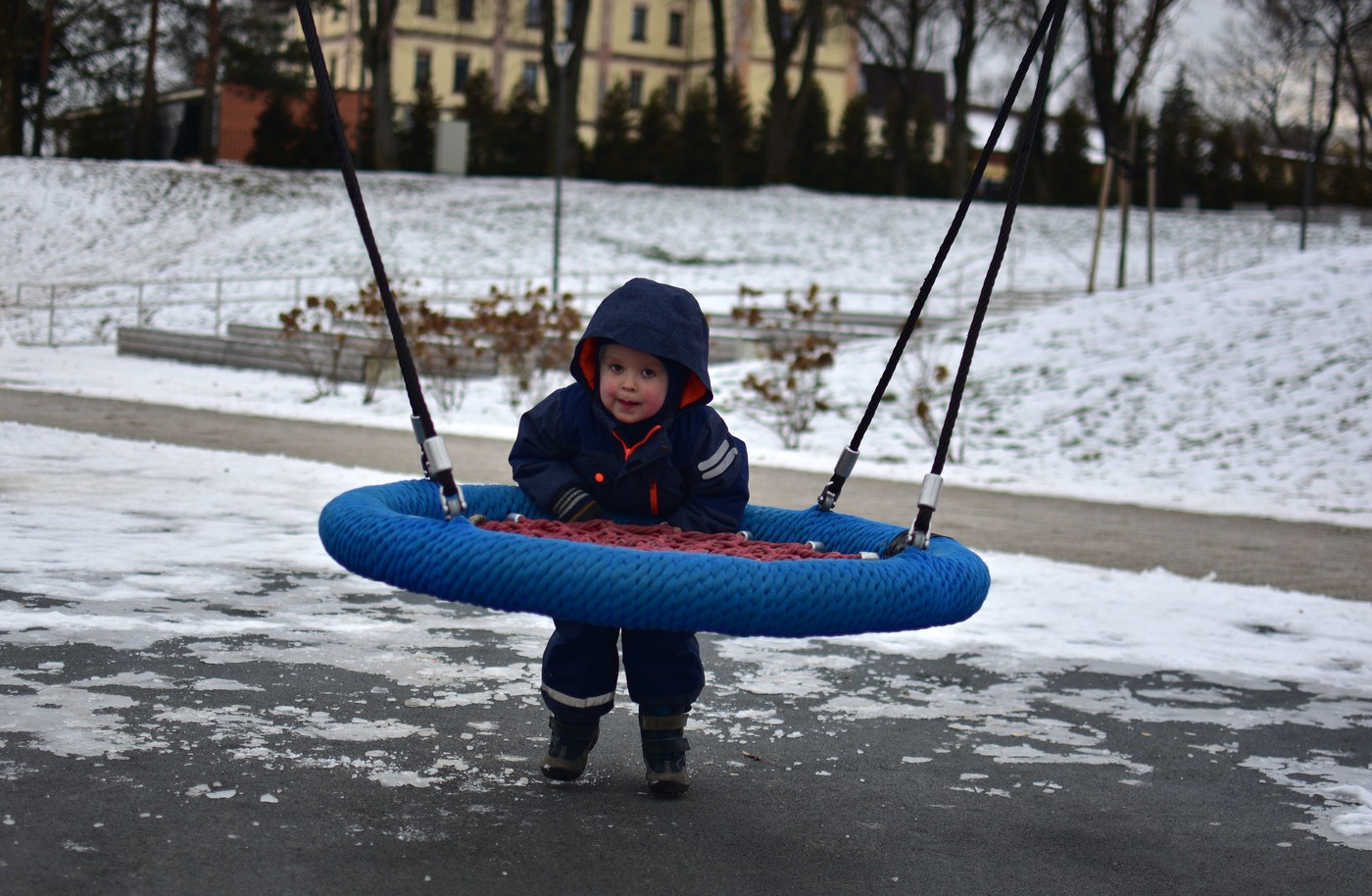 deček se pozimi igra na igralih