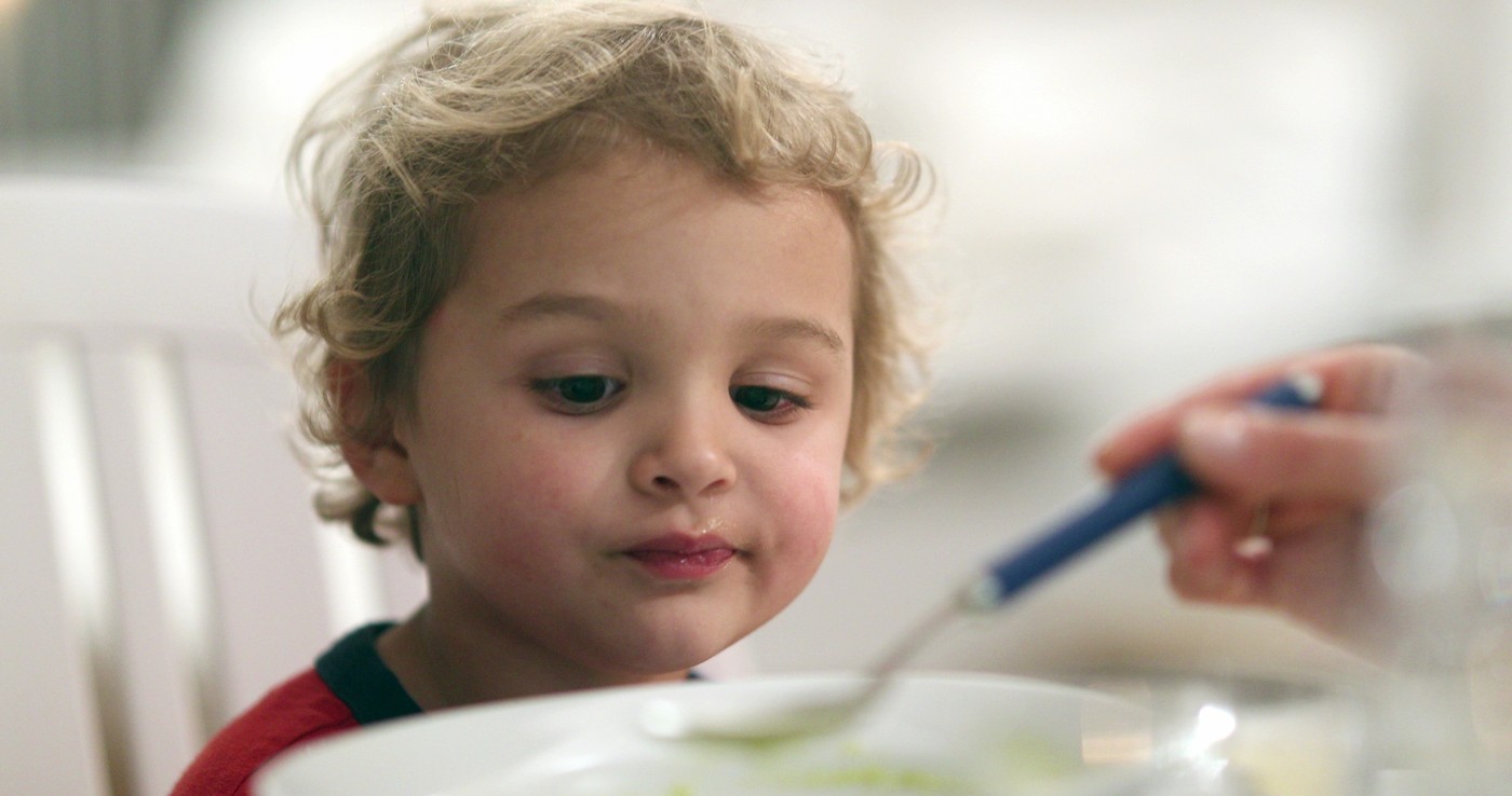 majhnemu otroku dajejo juho z žlico