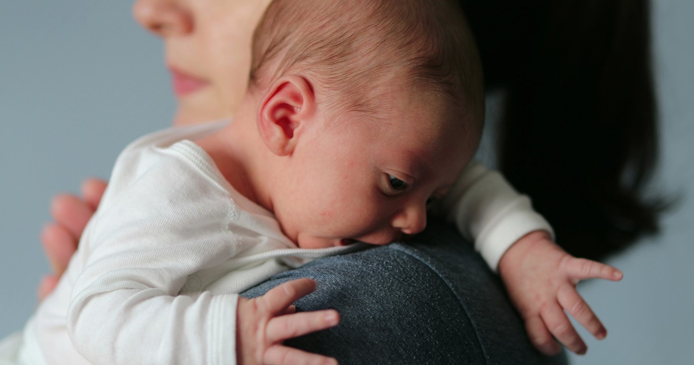mama ima v naročju novorojenčka