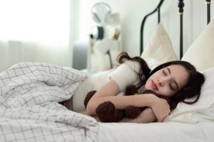 najstnica spi v postelji