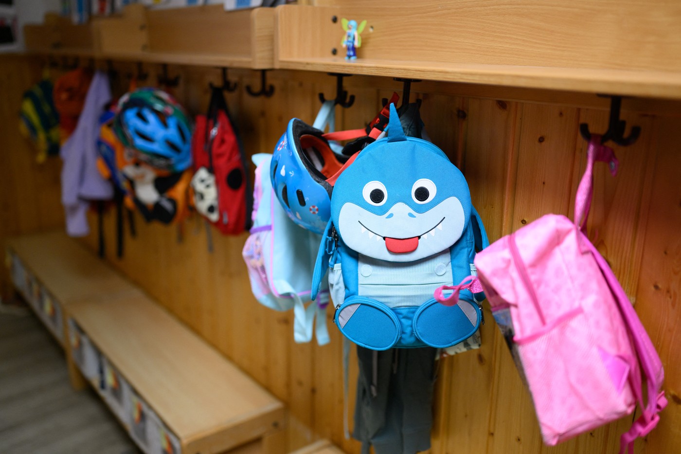 otroški nahrbtniki visijo na obešalniku v garderobi vrtca