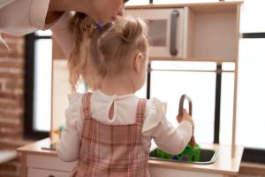 deklica se igra s kuhinjo