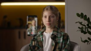 deklica se snema s telefonom