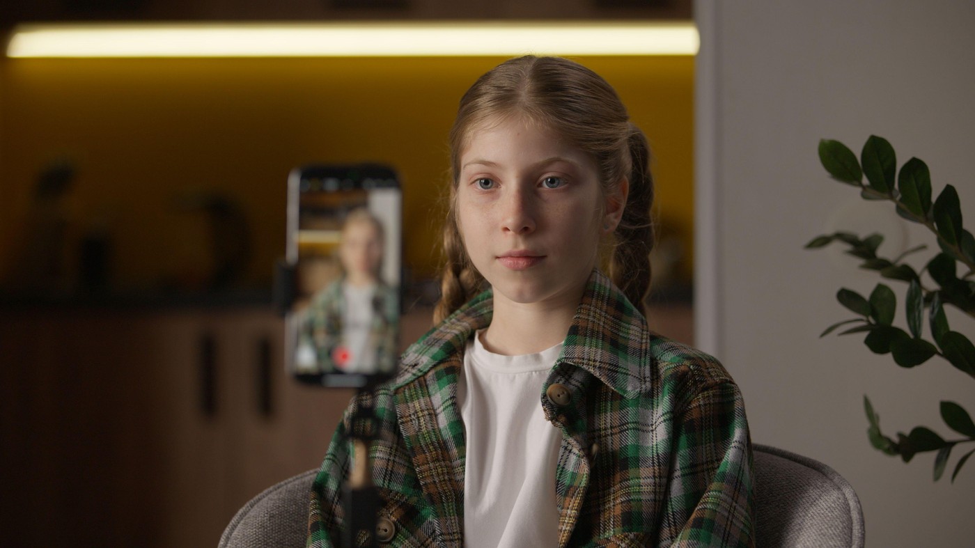 deklica se snema s telefonom