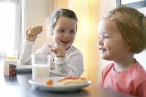 deklici jesta zajtrk