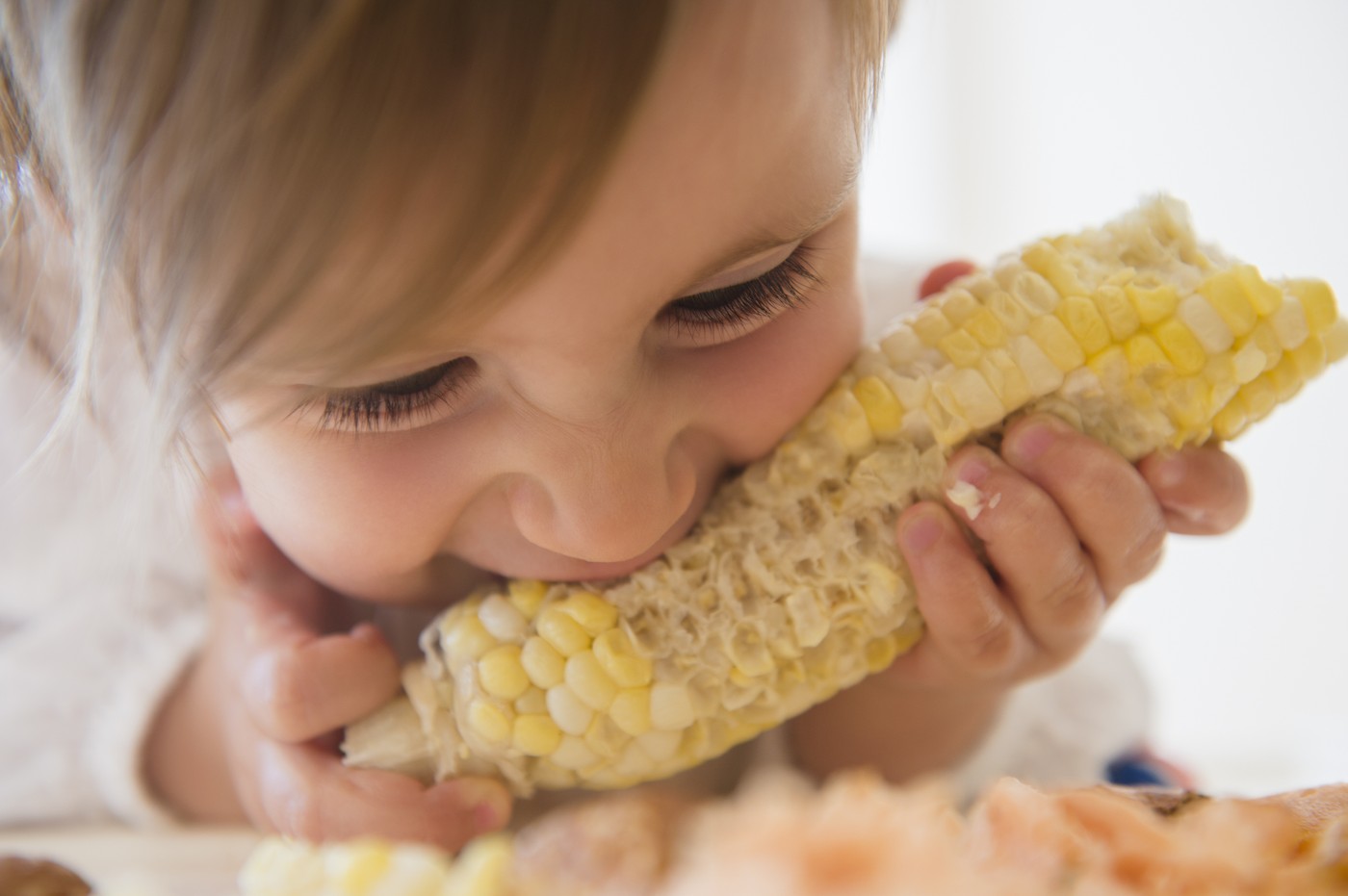 Malčica je koruzo. Fotografija je simbolična. Foto: Profimedia