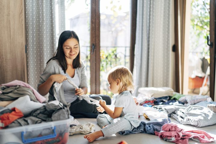 mama in hči zlagata oblačila
