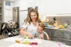 mama in otrok ustvarjata skupaj