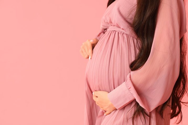 nosečnica v roza obleki