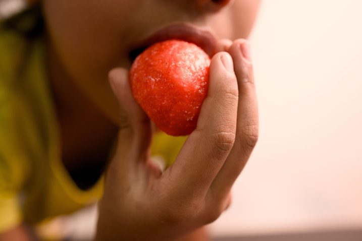 Pomembno je, kaj dajo otroci v usta. Foto: Profimedia